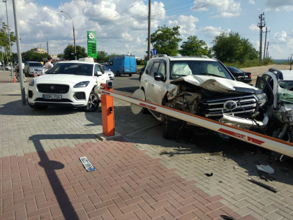 Accident violent în capitală. Momentul în care un șofer intră cu viteză în alte două mașini - VIDEO Accident violent în capitală. Momentul în care un șofer intră cu viteză în alte două mașini - VIDEO