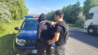 Organizau trecerea ilegală a frontierei pentru bărbații ucraineni. Un grup criminal - destructurat de poliția de frontieră moldo-ucraineană. Liderul, un locuitor din Rîșcani - FOTO/VIDEO Organizau trecerea ilegală a frontierei pentru bărbații ucraineni. Un grup criminal - destructurat de poliția de frontieră moldo-ucraineană. Liderul, un locuitor din Rîșcani - FOTO/VIDEO