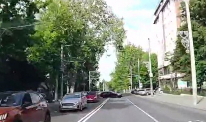Un șofer a trecut peste linia dublă continuă și a efectuat o manevră periculoasă pe contrasens. Momentul, surprins de camera de bord a unei mașini - VIDEO