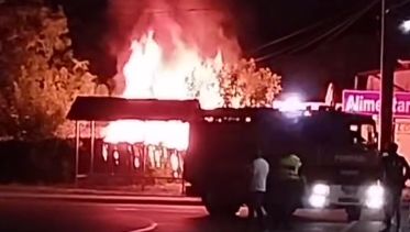 O construcție din lemn a luat foc, la Bălți. Două echipe de pompieri au intervenit pentru a stinge flăcările. Imagini de la locul incidentului - VIDEO