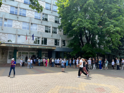 Țara cu cei mai activi cetățeni români. Peste 27 de mii de moldoveni au votat până la această oră la alegerile pentru Parlamentul European Țara cu cei mai activi cetățeni români. Peste 27 de mii de moldoveni au votat până la această oră la alegerile pentru Parlamentul European