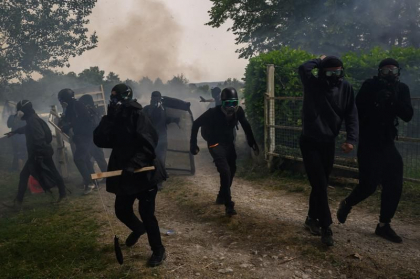 Protestele împotriva construirii autostrăzii A-69 în Franța au degenerat în confruntări violente cu forțele de ordine