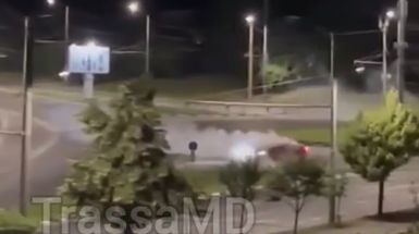 Scene periculoase pe o stradă din capitală. Momentul în care un șofer face drifturi și conduce cu viteză - VIDEO Scene periculoase pe o stradă din capitală. Momentul în care un șofer face drifturi și conduce cu viteză - VIDEO