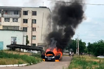 O mașină a luat foc, pe o stradă din stânga Nistrului