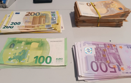 S-au pornit cu zeci de mii de euro în bagajul de mână. Trei pasageri de pe ruta Chișinău-Istanbul, prinși pe Aeroportul Chișinău - FOTO S-au pornit cu zeci de mii de euro în bagajul de mână. Trei pasageri de pe ruta Chișinău-Istanbul, prinși pe Aeroportul Chișinău - FOTO