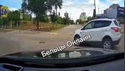 La un pas de tragedie. Momentul în care două mașini cât pe ce să se lovească la o intersecție din orașul Bălți - VIDEO La un pas de tragedie. Momentul în care două mașini cât pe ce să se lovească la o intersecție din orașul Bălți - VIDEO