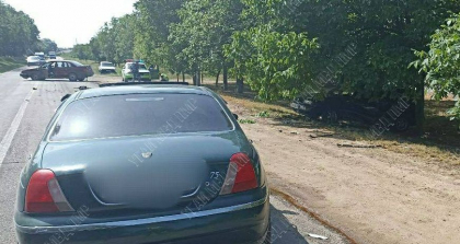 A pierdut controlul volanului și a ieșit pe contrasens. O persoană - transportată la spital, după ce trei mașini s-au lovit violet pe o stradă din stânga Nistrului - FOTO A pierdut controlul volanului și a ieșit pe contrasens. O persoană - transportată la spital, după ce trei mașini s-au lovit violet pe o stradă din stânga Nistrului - FOTO