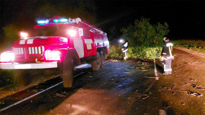 Salvatorii au intervenit în 55 de cazuri în urma furtunii: O femeie din Orhei a rămas blocată după ce un copac a căzut peste mașina sa, iar doi copii s-au rătăcit într-o pădure Salvatorii au intervenit în 55 de cazuri în urma furtunii: O femeie din Orhei a rămas blocată după ce un copac a căzut peste mașina sa, iar doi copii s-au rătăcit într-o pădure