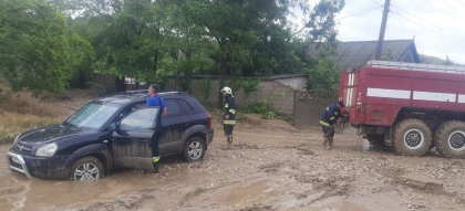 Cinci gospodării din localitatea Văleni, inundate, iar un autocar cu pasageri a rămas blocat pe șosea. Ce spune IGSU Cinci gospodării din localitatea Văleni, inundate, iar un autocar cu pasageri a rămas blocat pe șosea. Ce spune IGSU
