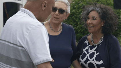 Trei frați despărțiți la naștere s-au reunit după 70 de ani, datorită unui test ADN - VIDEO Trei frați despărțiți la naștere s-au reunit după 70 de ani, datorită unui test ADN - VIDEO