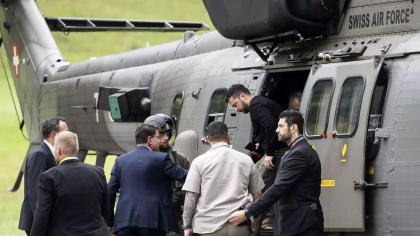 Volodimir Zelenski a aterizat la Zürich escortat de 2 aeronave F-18, a zburat cu elicopterul lângă Bürgenstock, apoi a fost preluat de o limuzină blindată Volodimir Zelenski a aterizat la Zürich escortat de 2 aeronave F-18, a zburat cu elicopterul lângă Bürgenstock, apoi a fost preluat de o limuzină blindată