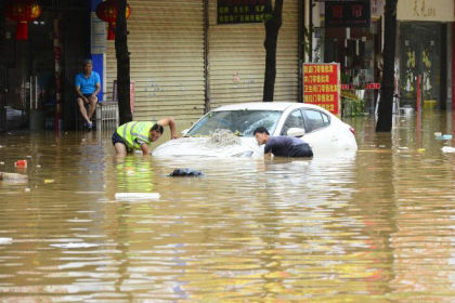 China, lovită de inundații și caniculă. În timp ce în sud nivelul râurilor a crescut, în alte zone sunt anunțate 39 de grade Celsius - FOTO China, lovită de inundații și caniculă. În timp ce în sud nivelul râurilor a crescut, în alte zone sunt anunțate 39 de grade Celsius - FOTO