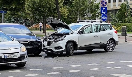 Accident în centrul capitalei. Două mașini au fost avariate, după ce s-au lovit într-o intersecție. Imagini de la locul incidentului - FOTO/VIDEO Accident în centrul capitalei. Două mașini au fost avariate, după ce s-au lovit într-o intersecție. Imagini de la locul incidentului - FOTO/VIDEO