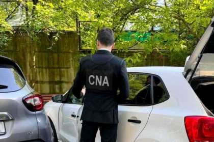 Permis de conducere cu 15 mii de lei. Un tânăr, cercetat de CNA pentru trafic de influență