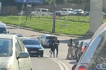 Doi șoferi s-au luat la pumni în plin trafic. Momentul surprins de martori - VIDEO