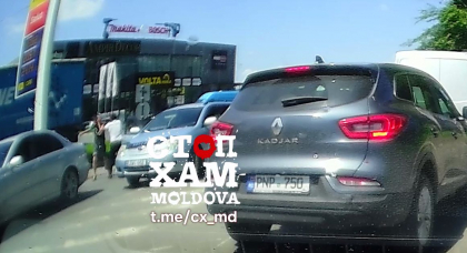 Scandal în trafic. Doi șoferi s-au luat la pumni, după ce nu au putut împărți o bandă. Momentul surprins de martori - VIDEO
Scandal în trafic. Doi șoferi s-au luat la pumni, după ce nu au putut împărți o bandă. Momentul surprins de martori - VIDEO
