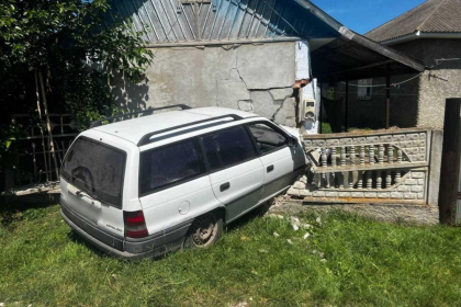 Băut criță și fără permis de conducere, un bărbat a intrat cu mașina într-o casă din Briceni Băut criță și fără permis de conducere, un bărbat a intrat cu mașina într-o casă din Briceni