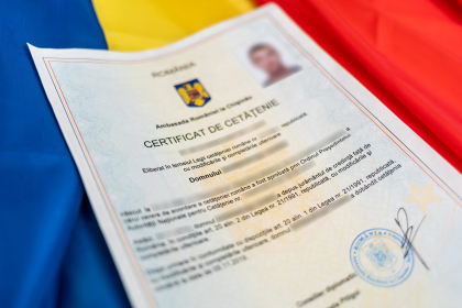 Legea cetăţeniei române, modificată: după 10 ani de căsătorie în străinătate, soţul/soţia poate deveni cetăţean român