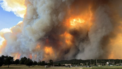 Mii de oameni au fugit din calea incendiilor masive din New Mexico. 500 de clădiri au fost mistuite de flăcări