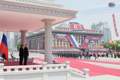 Cadoul luxos făcut de Vladimir Putin prietenului Kim Jong Un, în timpul vizitei la Phenian - FOTO Cadoul luxos făcut de Vladimir Putin prietenului Kim Jong Un, în timpul vizitei la Phenian - FOTO
