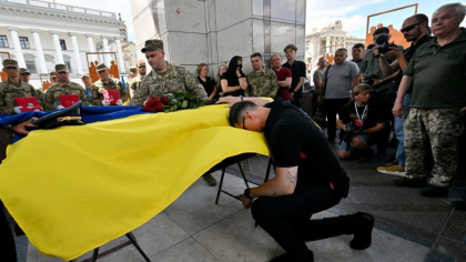 Imagini tulburătoare de la Kiev. În genunchi, ucrainenii și-au luat rămas bun de la "Fantoma Kievului". Cine a fost Valentin Korenchuk - GALERIE FOTO Imagini tulburătoare de la Kiev. În genunchi, ucrainenii și-au luat rămas bun de la "Fantoma Kievului". Cine a fost Valentin Korenchuk - GALERIE FOTO