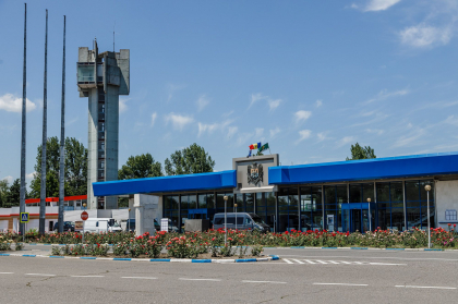 Probleme tehnice la vama Leușeni-Albița: Zeci de mașini stau în rând pentru a traversa frontiera Probleme tehnice la vama Leușeni-Albița: Zeci de mașini stau în rând pentru a traversa frontiera