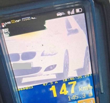 Zbura pe șosea într-o localitate din Briceni. Fără permis de conducere, un șofer a accelerat până la o viteză de 200 km/oră
