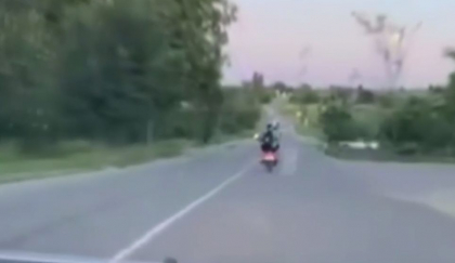 Și-a pus viața sa, dar și a celorlalți participanți la trafic în pericol. Un tânăr fără permis de conducere și în stare de ebrietate - prins pe străzile din Ialoveni - VIDEO Și-a pus viața sa, dar și a celorlalți participanți la trafic în pericol. Un tânăr fără permis de conducere și în stare de ebrietate - prins pe străzile din Ialoveni - VIDEO