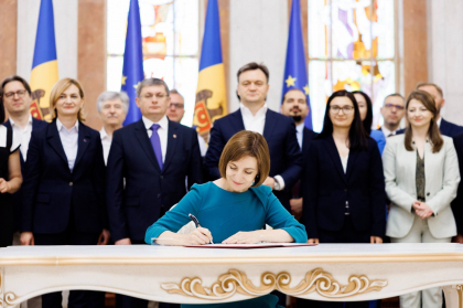 Maia Sandu a semnat decretul privind aderarea Republicii Moldova la UE: „Să pregătim Republica Moldova pentru aderare până în 2030” Maia Sandu a semnat decretul privind aderarea Republicii Moldova la UE: „Să pregătim Republica Moldova pentru aderare până în 2030”