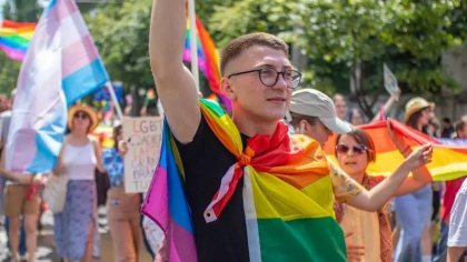 Bărbatul care a amenințat cu moartea tânărul din armată pentru că este homosexual, și-a aflat pedeapsa: Tânărul hărțuit: „Avem legi și vor răspunde” Bărbatul care a amenințat cu moartea tânărul din armată pentru că este homosexual, și-a aflat pedeapsa: Tânărul hărțuit: „Avem legi și vor răspunde”