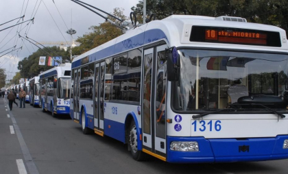 Atenție, călători. Pană de curent pe strada Miorița din capitală. Mai multe troleibuze - redirecționate, iar altele staționează