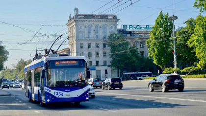 Atenție, călători. Pană de curent pe bulevardul Ștefan cel Mare din capitală. Mai multe troleibuze - redirecționate, iar altele staționează