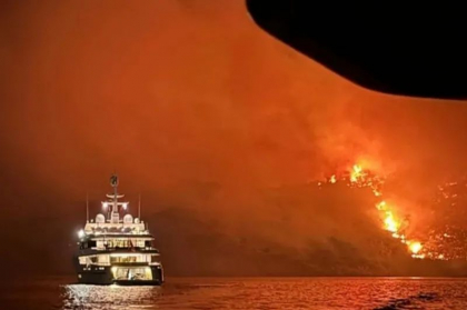 Furie în Grecia. Incendiu de pădure, provocat de focuri de artificii trase de pe un iaht
Furie în Grecia. Incendiu de pădure, provocat de focuri de artificii trase de pe un iaht