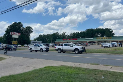 Atac armat într-un supermarket Mad Butcher din Arkansas: doi oameni au fost uciși, iar agresorul – grav rănit și arestat Atac armat într-un supermarket Mad Butcher din Arkansas: doi oameni au fost uciși, iar agresorul – grav rănit și arestat
