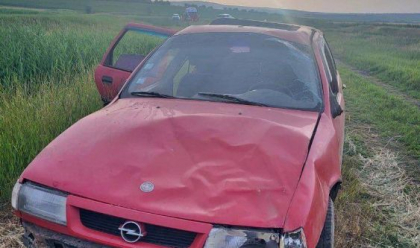 Accident grav la Telenești. Un băiat de 17 ani a decedat, după ce mașina în care se afla s-a răsturnat. Poliția: „Șoferul a pierdut controlul asupra volanului” - FOTO