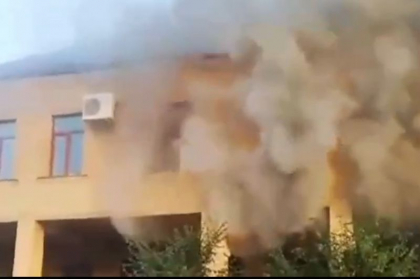 Mai multe atacuri armate, aproape simultane, în regiunea rusă Daghestan: Sunt mai mulți morți. O sinagogă a luat foc. Doi dintre atacatori au fost uciși 
