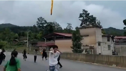 Resturile unei rachete s-au prăbușit peste un sat din China. „Orice ființă vie care inhalează așa ceva are probleme” - VIDEO