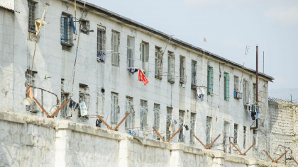Un bărbat - condamnat la 12 ani de închisoare, după ce a aruncat droguri peste gardul unui penitenciar