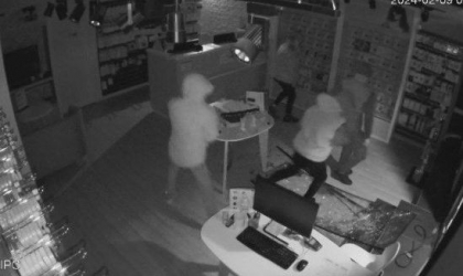 Jafuri ca în filme la un magazin din Ialoveni. Tinerii au furat telefoane mobile și au adus pagube de circa 300 mii lei proprietarului - VIDEO