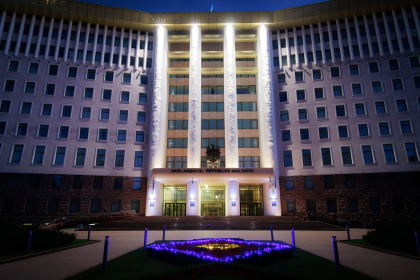 Scuarul Parlamentului, iluminat în culorile drapelului UE, după începerea negocierilor de aderare - FOTO