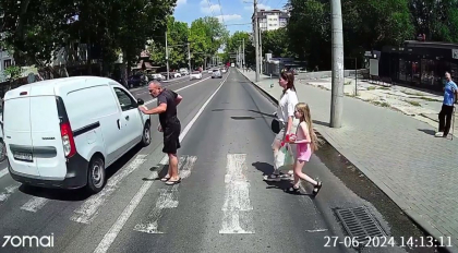 La un pas de tragedie. Un bărbat - cât pe ce să fie lovit de o mașină pe o trecere de pietoni. Momentul, surprins de camera de bord a unui automobil - VIDEO