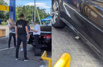 Stop cadru. Au aruncat cei 10 mii de euro sub Mercedes: Un vameș și complicele său, reținuți de CNA pentru luare de mită - VIDEO
