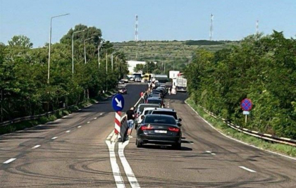 Atenție, călători. Cozi la vama Leuşeni, pe sensul de ieșire din Republica Moldova Atenție, călători. Cozi la vama Leuşeni, pe sensul de ieșire din Republica Moldova