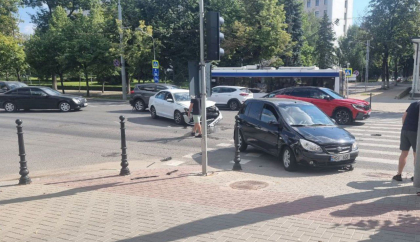 Accident în centrul capitalei. Două mașini au fost avariate, după ce s-au lovit violent. Imagini de la locul incidentului - FOTO