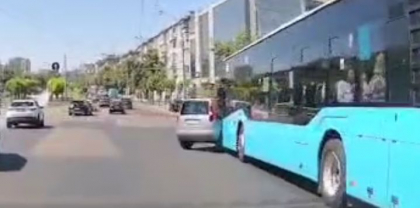 A virat la dreapta de pe banda greșită și a provocat un accident. Momentul în care un autobuz se lovește într-o mașină - VIDEO A virat la dreapta de pe banda greșită și a provocat un accident. Momentul în care un autobuz se lovește într-o mașină - VIDEO