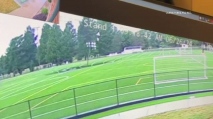 Momentul în care un crater format pe terenurile de fotbal dintr-un stat american „înghite” un stâlp de iluminat - VIDEO Momentul în care un crater format pe terenurile de fotbal dintr-un stat american „înghite” un stâlp de iluminat - VIDEO