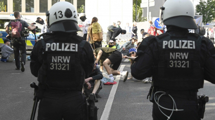 Ciocniri violente cu poliția în Germania sâmbătă dimineață. S-au folosit tunuri cu apă, spray-uri cu piper și bastoane Ciocniri violente cu poliția în Germania sâmbătă dimineață. S-au folosit tunuri cu apă, spray-uri cu piper și bastoane