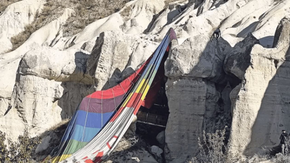 Momentul în care un balon cu aer cald, cu 20 de turiști, a rămas blocat între stâncile din Valea Iubirii din Capadocia - VIDEO Momentul în care un balon cu aer cald, cu 20 de turiști, a rămas blocat între stâncile din Valea Iubirii din Capadocia - VIDEO