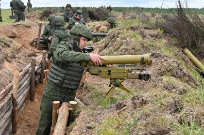 Ucraina şi Belarus îşi consolidează fiecare dispozitivul militar la graniţa comună Ucraina şi Belarus îşi consolidează fiecare dispozitivul militar la graniţa comună