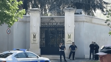 Un bărbat a fost împușcat mortal, după ce a tras cu o arbaletă într-un polițist aflat în fața ambasadei Israelului din Serbia - VIDEO